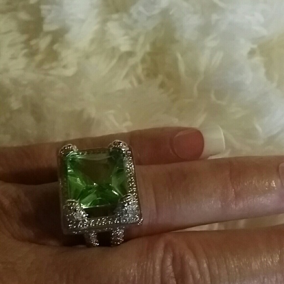 Estate Jewelry - Estate 30ct Genuine Lime Quartz in .925